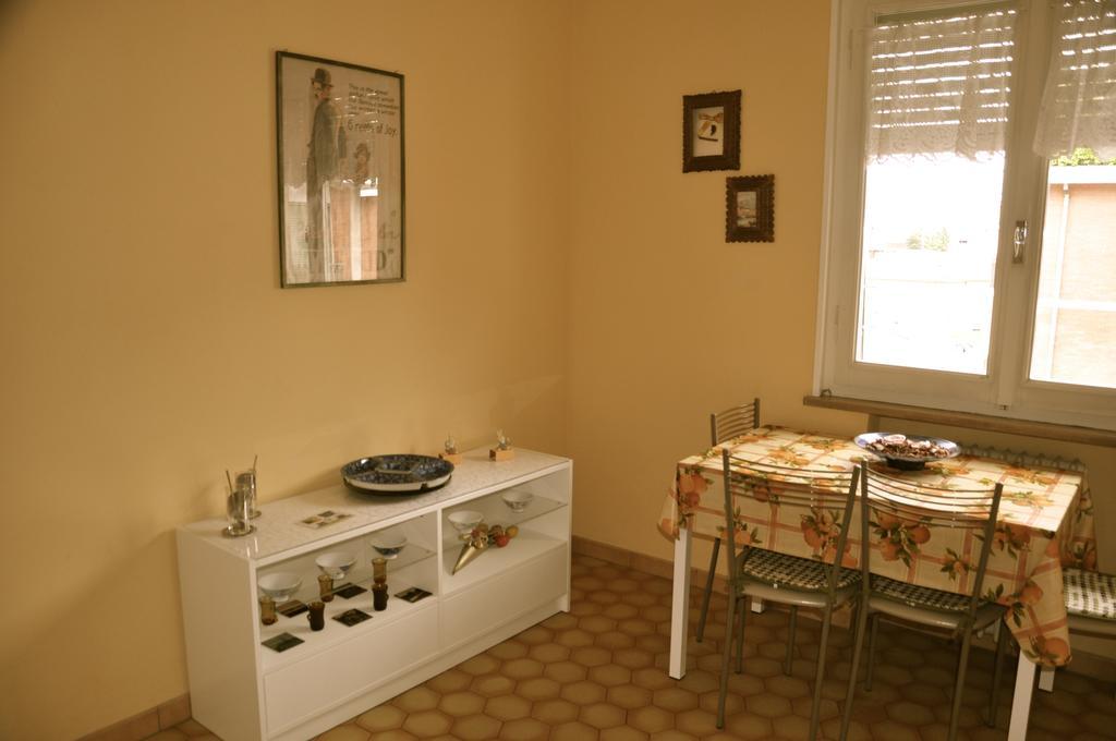 Apartment Montebello Parma Room photo